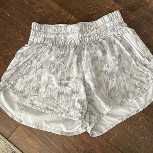 Lululemon multicolored gray Tracker short size 6